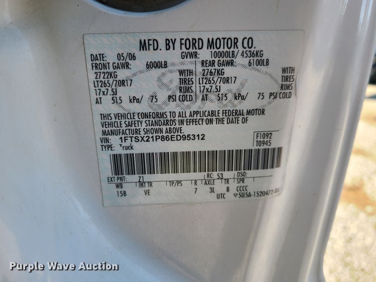 image for item K5829 2006 Ford F250 Super Duty  SuperCab flatbed pickup truck