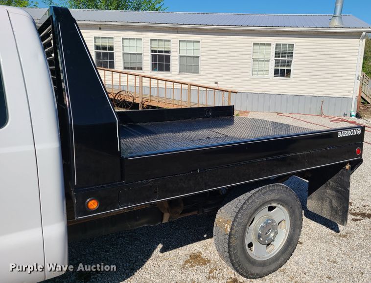 image for item K5829 2006 Ford F250 Super Duty  SuperCab flatbed pickup truck