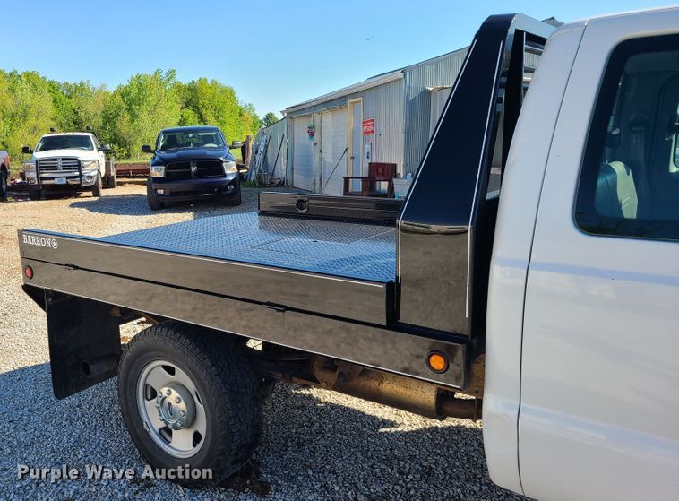 image for item K5829 2006 Ford F250 Super Duty  SuperCab flatbed pickup truck