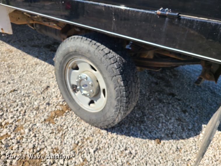 image for item K5829 2006 Ford F250 Super Duty  SuperCab flatbed pickup truck