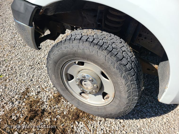 image for item K5829 2006 Ford F250 Super Duty  SuperCab flatbed pickup truck