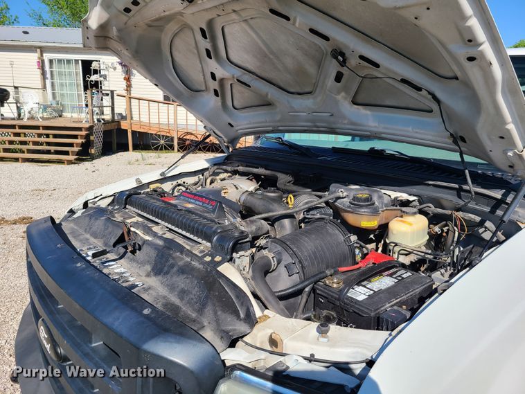 image for item K5829 2006 Ford F250 Super Duty  SuperCab flatbed pickup truck