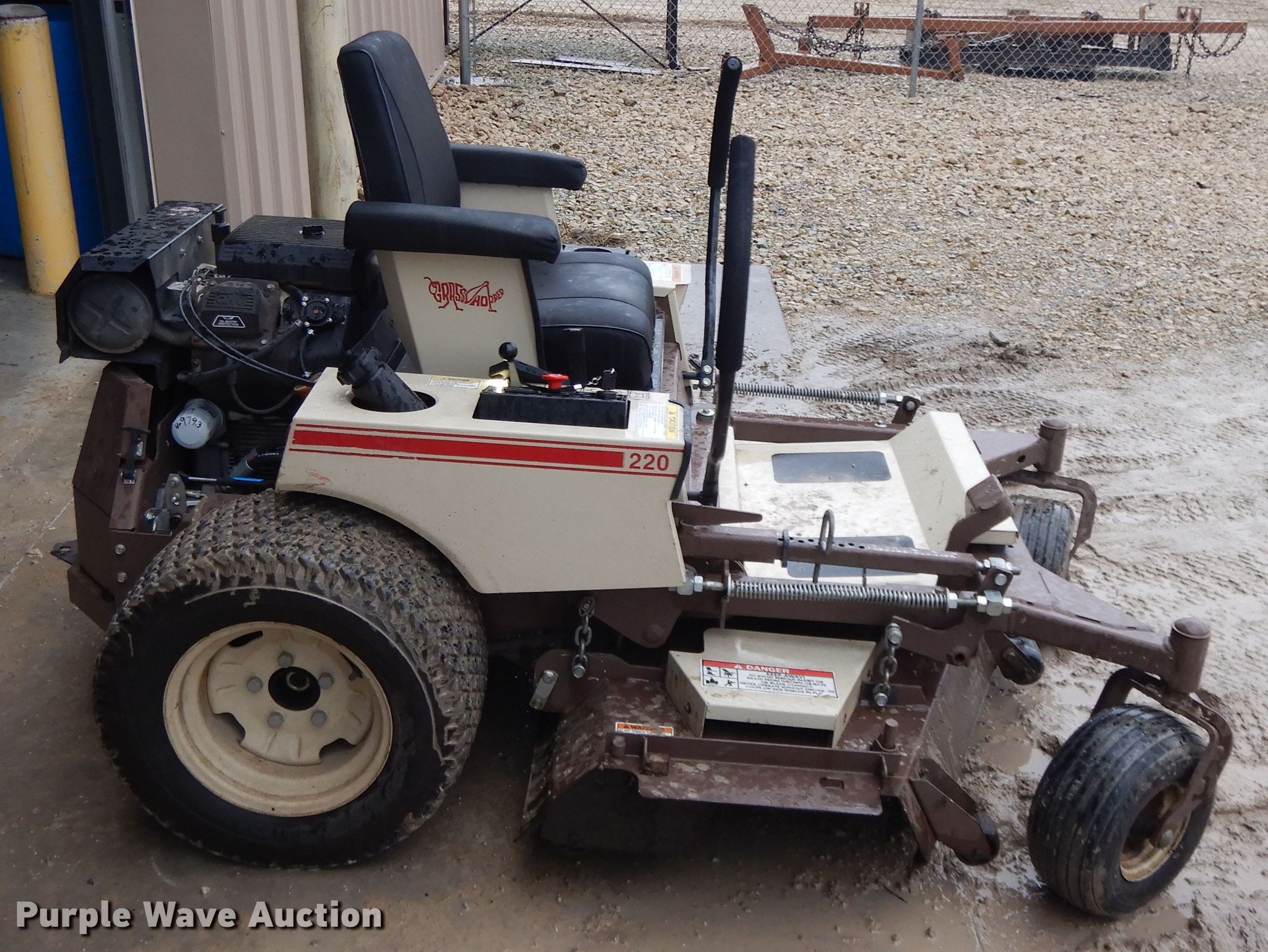 220 ZTR lawn mower in Abilene, KS Item DE5649 sold