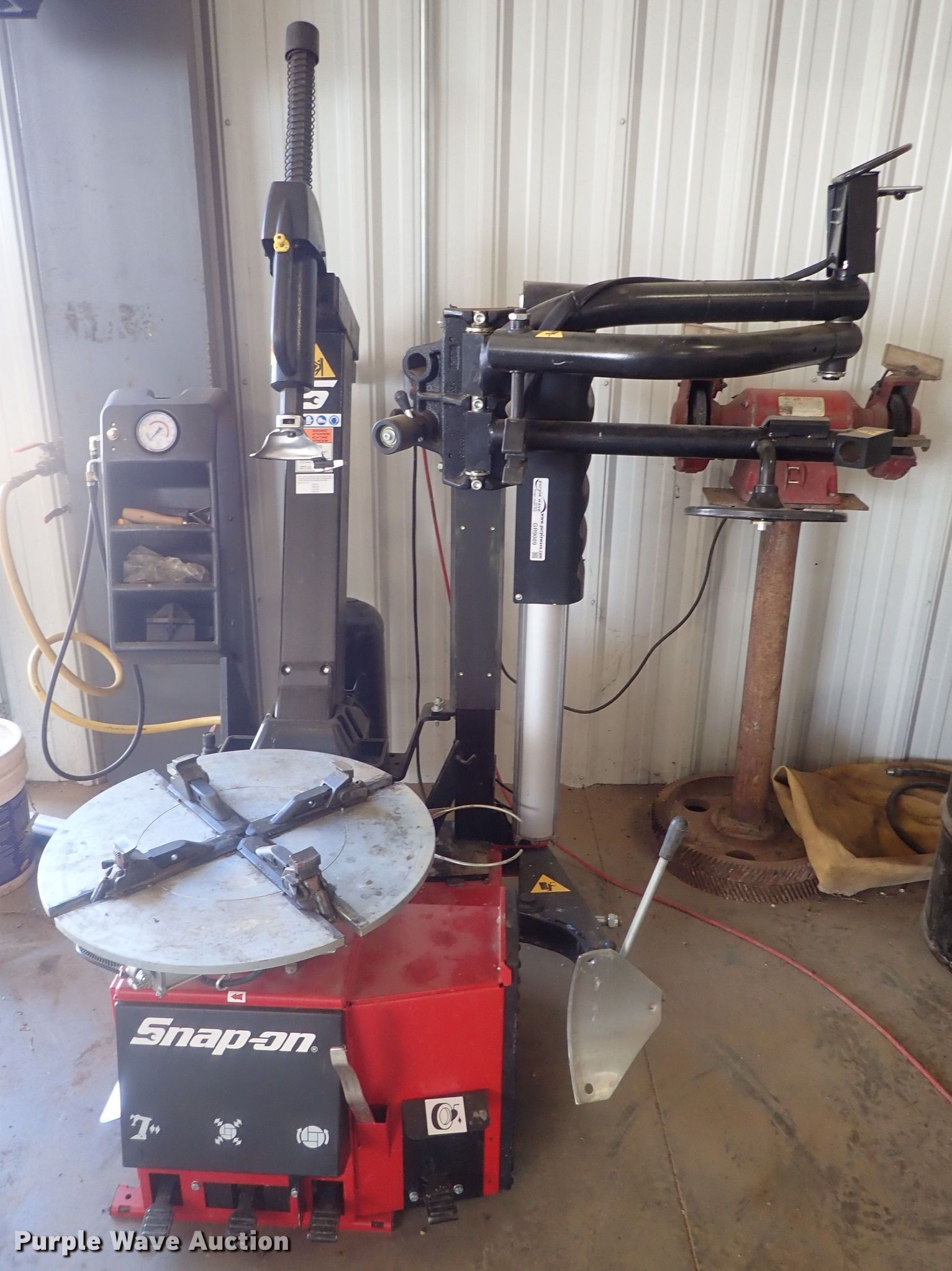 SnapOn EEWH311C tire machine in Lyons, KS Item GR9089 sold Purple Wave