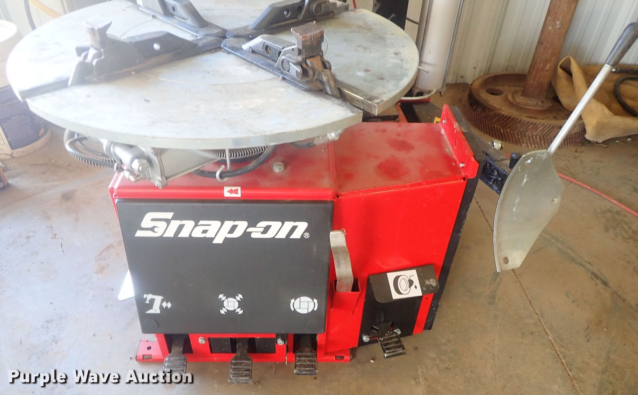 SnapOn EEWH311C tire machine in Lyons, KS Item GR9089 sold Purple Wave