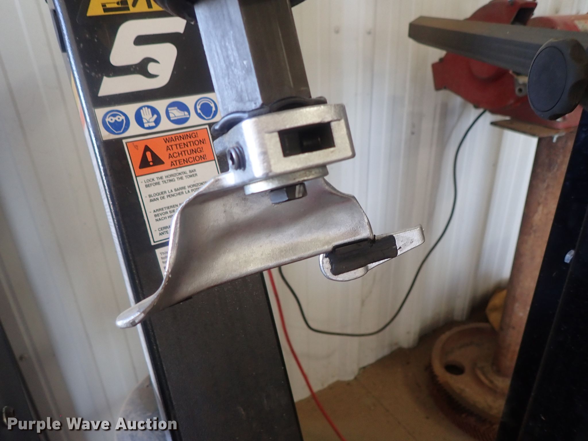 SnapOn EEWH311C tire machine in Lyons, KS Item GR9089 sold Purple Wave