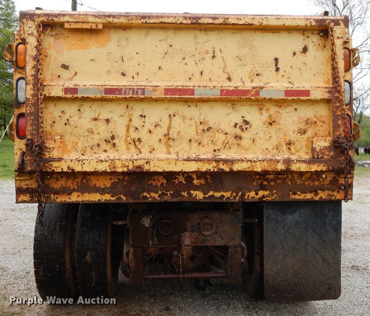 image for item DE5628 2000 International 4900 dump truck