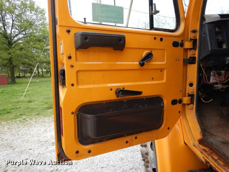 image for item DE5628 2000 International 4900 dump truck