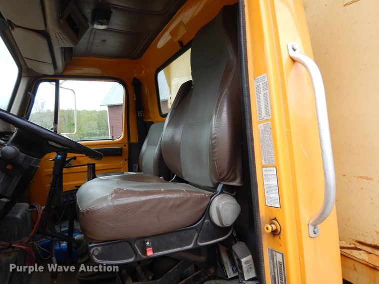 image for item DE5628 2000 International 4900 dump truck