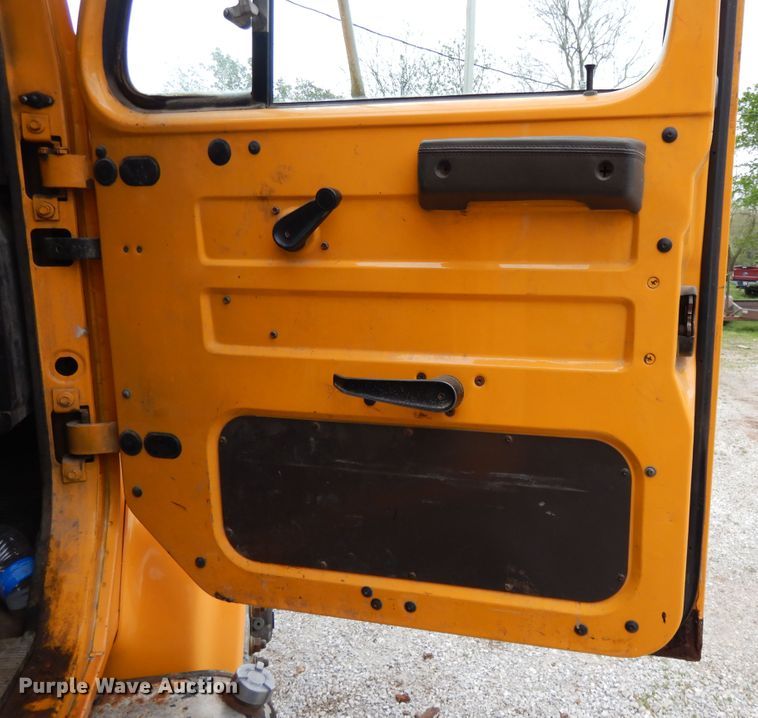 image for item DE5628 2000 International 4900 dump truck