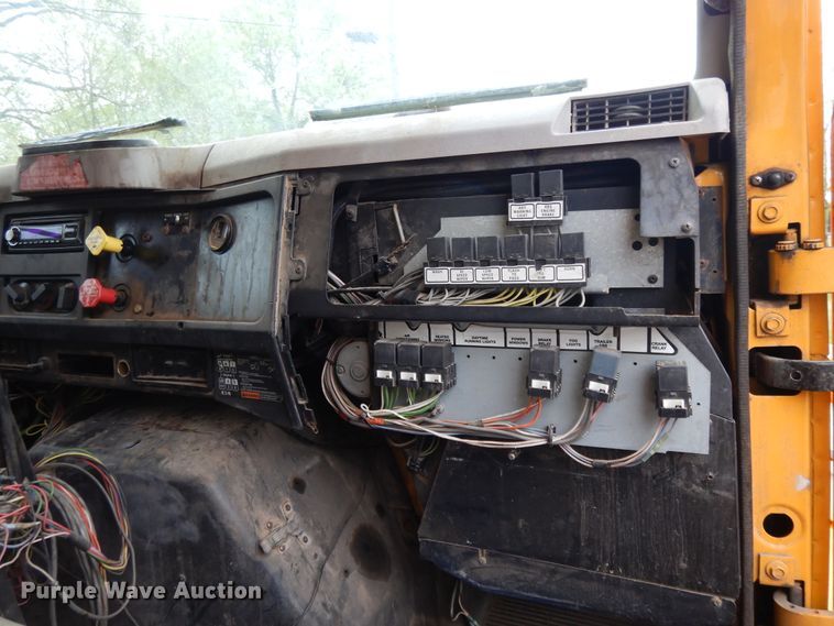 image for item DE5628 2000 International 4900 dump truck