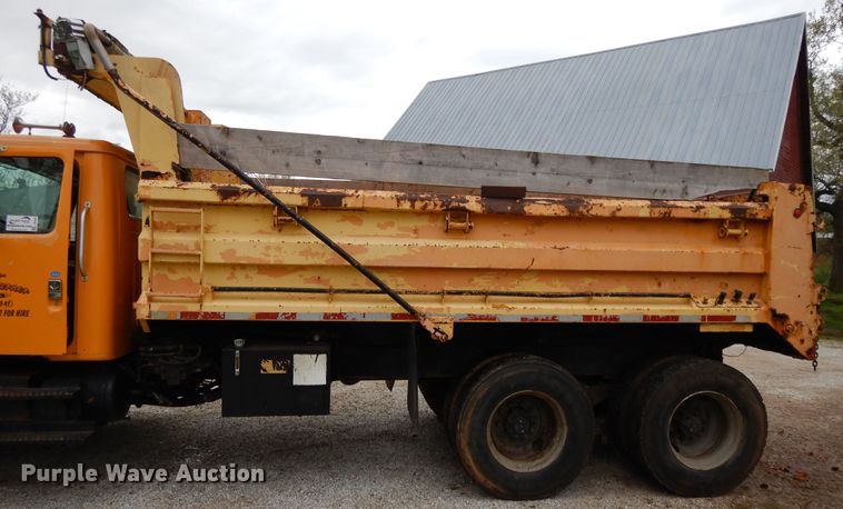 image for item DE5628 2000 International 4900 dump truck