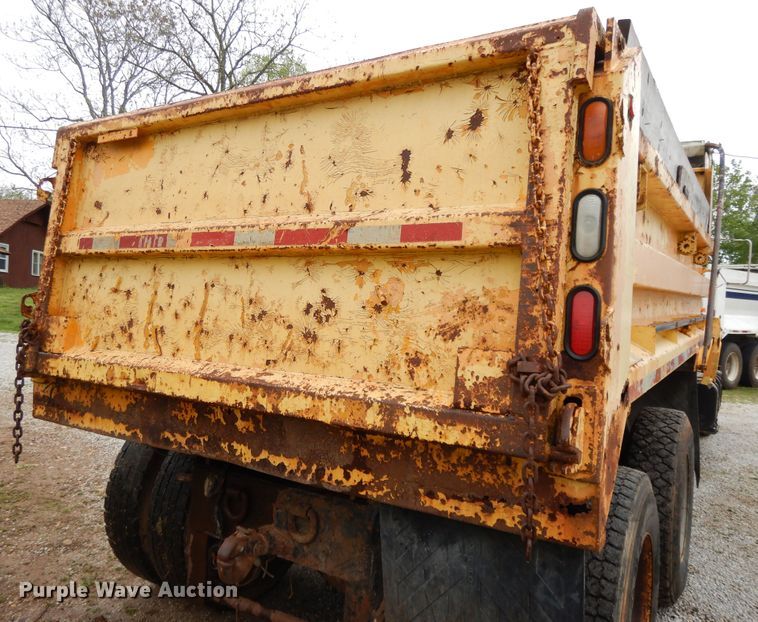 image for item DE5628 2000 International 4900 dump truck