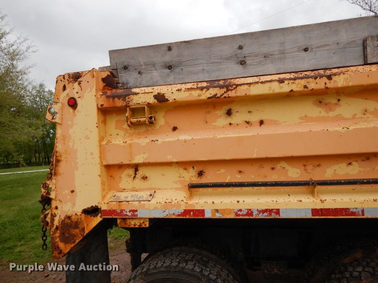 image for item DE5628 2000 International 4900 dump truck