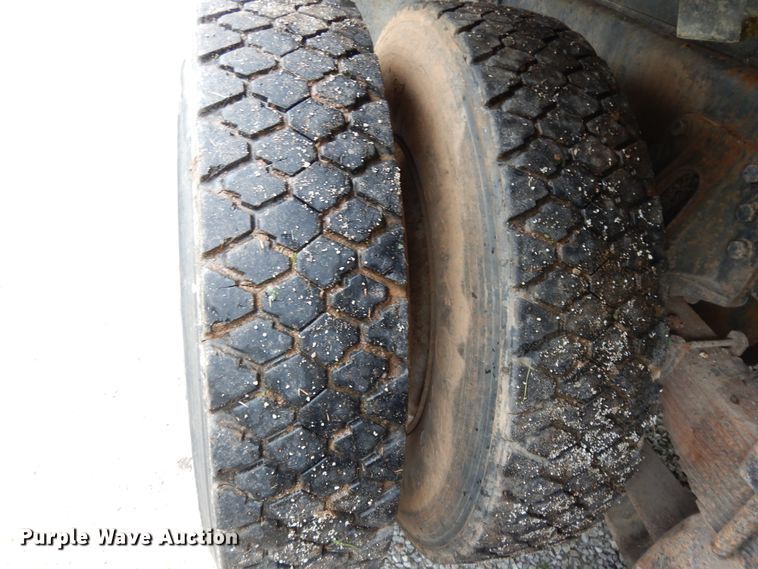 image for item DE5628 2000 International 4900 dump truck