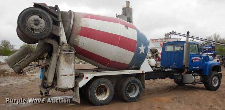 image for item DF5339 1995 Ford L9000 ready mix truck