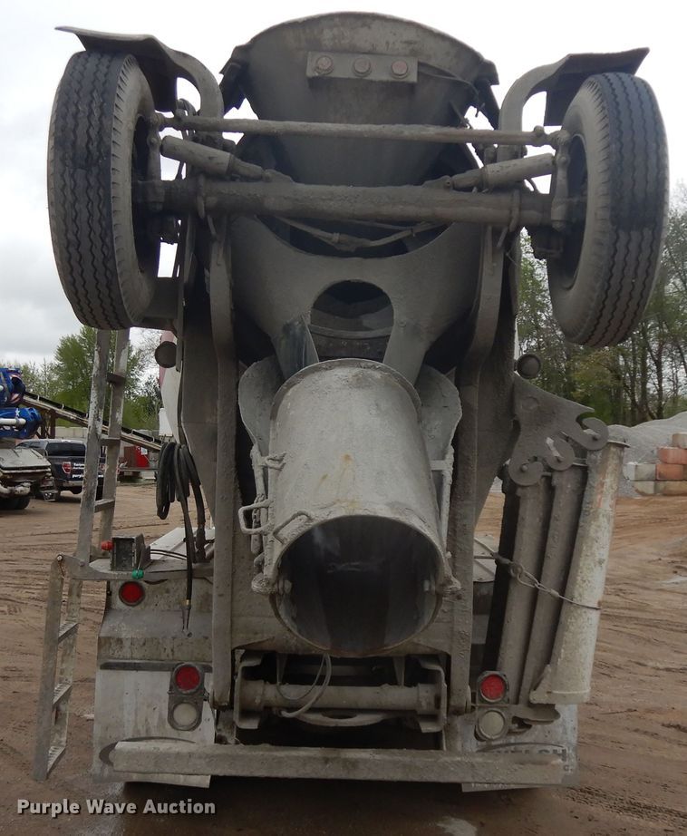 image for item DF5339 1995 Ford L9000 ready mix truck