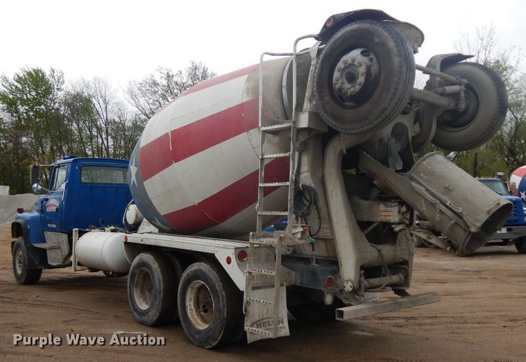 image for item DF5339 1995 Ford L9000 ready mix truck