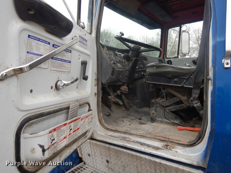 image for item DF5339 1995 Ford L9000 ready mix truck