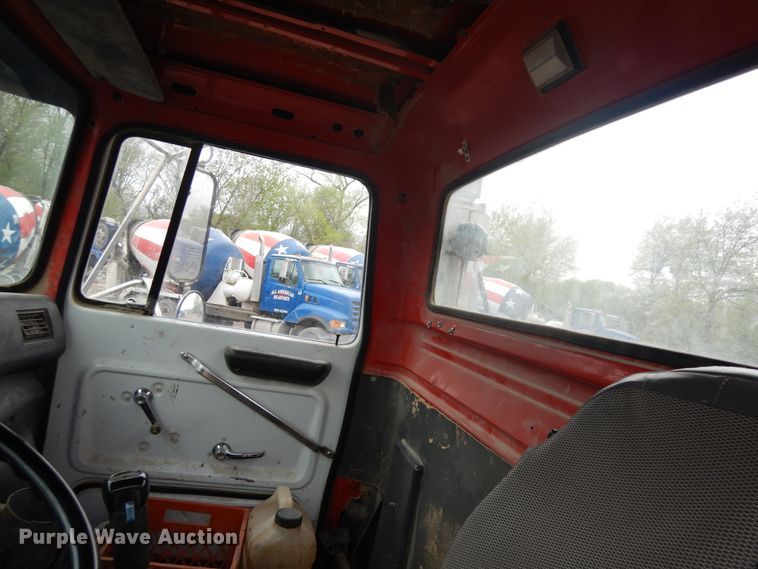 image for item DF5339 1995 Ford L9000 ready mix truck