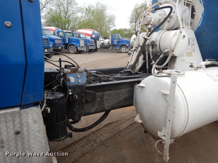 image for item DF5339 1995 Ford L9000 ready mix truck