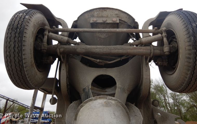 image for item DF5339 1995 Ford L9000 ready mix truck