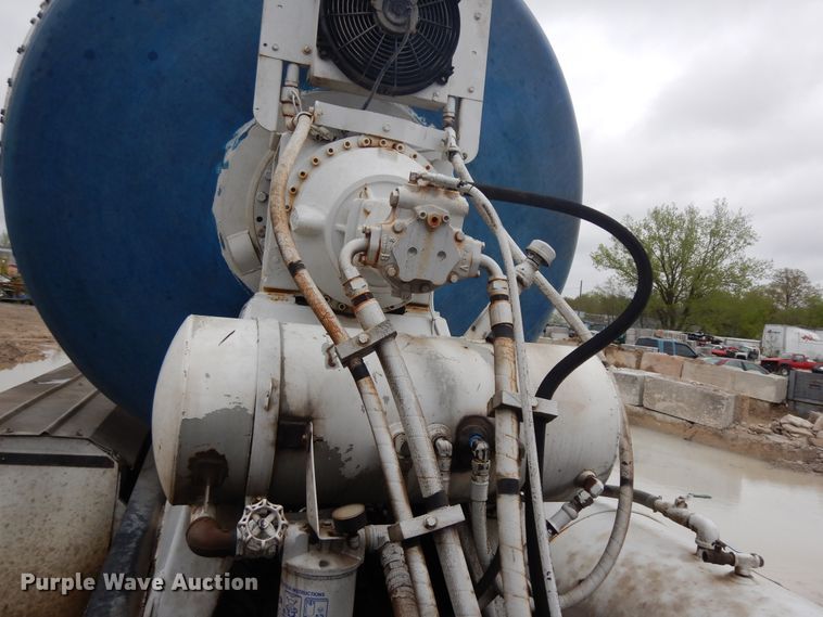 image for item DF5339 1995 Ford L9000 ready mix truck