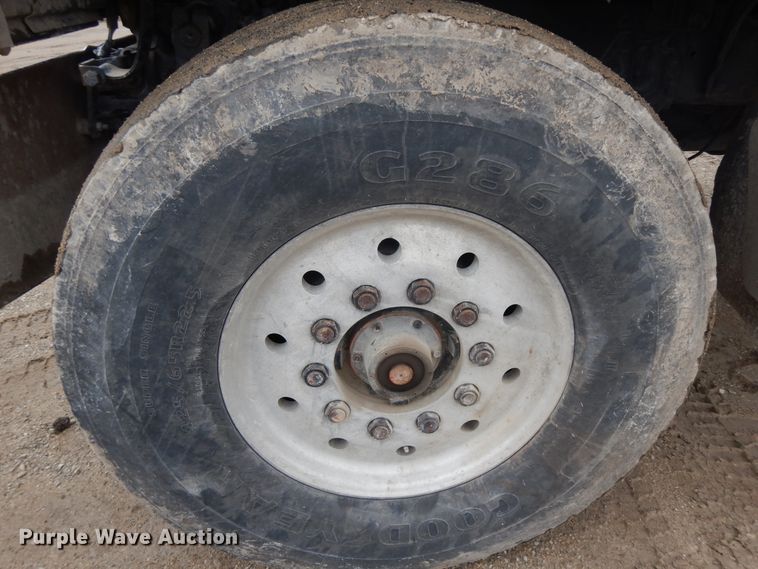 image for item DF5339 1995 Ford L9000 ready mix truck