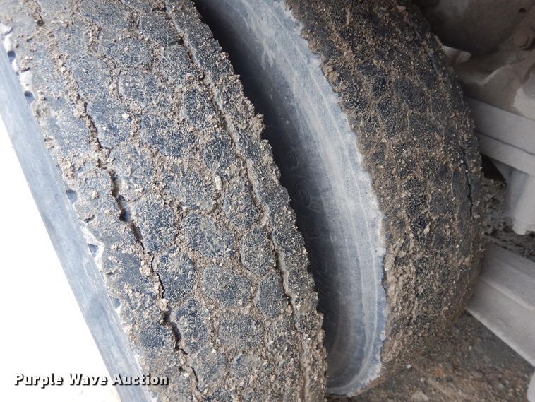 image for item DF5339 1995 Ford L9000 ready mix truck