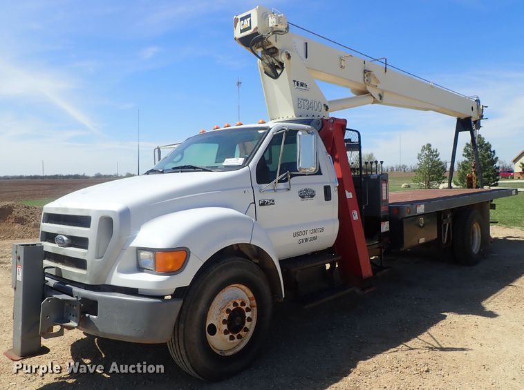 image for item DG3152 2004 Ford F750 crane truck