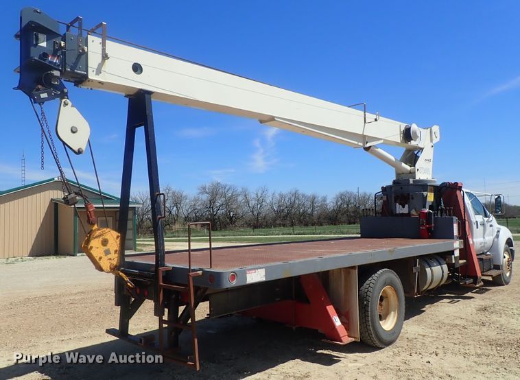 image for item DG3152 2004 Ford F750 crane truck