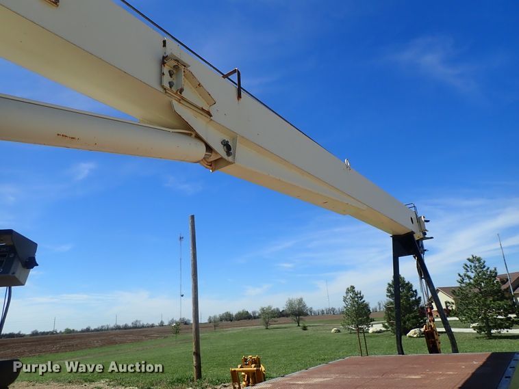 image for item DG3152 2004 Ford F750 crane truck