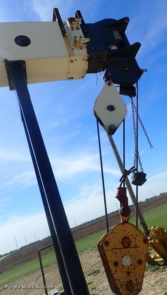 image for item DG3152 2004 Ford F750 crane truck