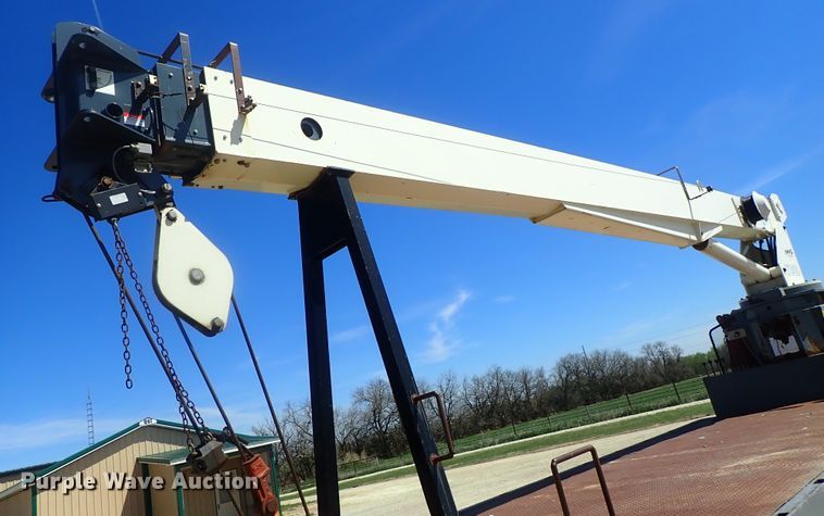 image for item DG3152 2004 Ford F750 crane truck