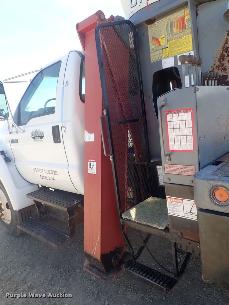 image for item DG3152 2004 Ford F750 crane truck