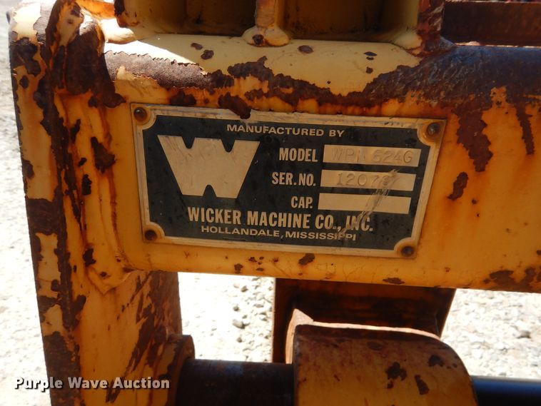 image for item DG8520 1993 John Deere 624G  wheel loader