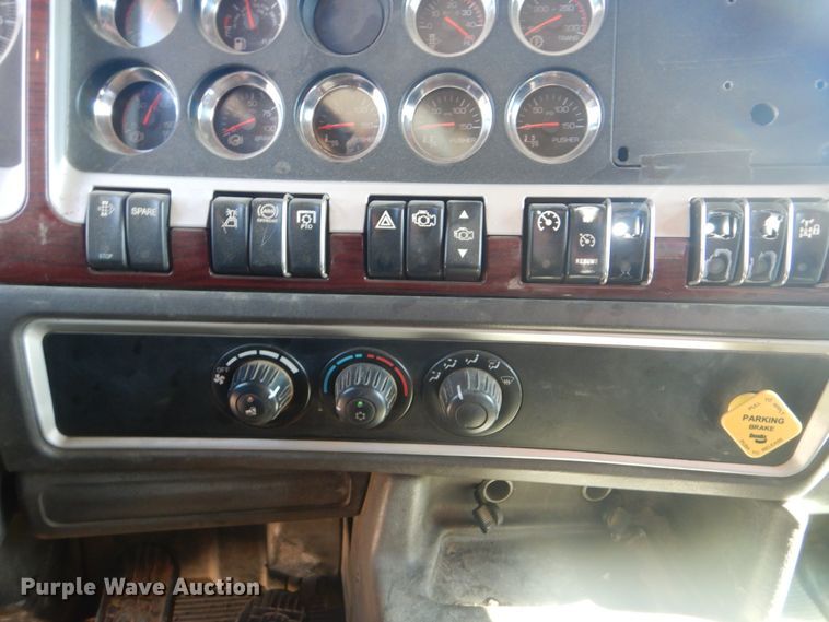 image for item DG8538 2008 Kenworth T800 dump truck