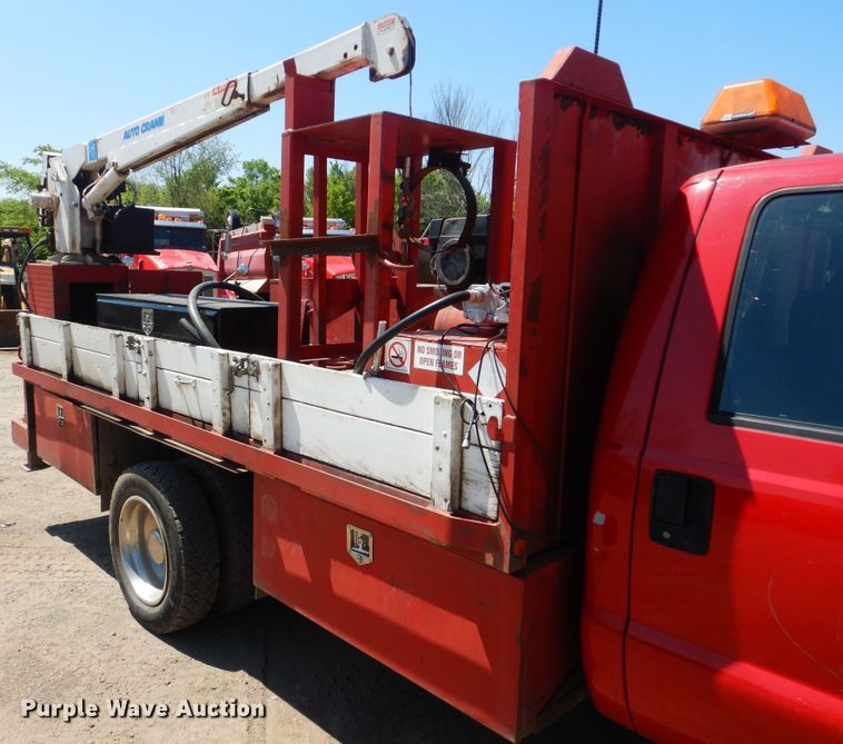 image for item DG8543 2001 Ford F550 Super Duty service truck with crane