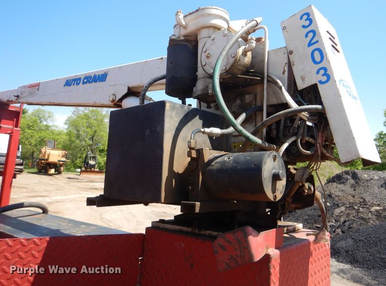 image for item DG8543 2001 Ford F550 Super Duty service truck with crane