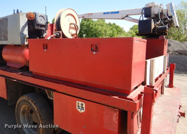 image for item DG8543 2001 Ford F550 Super Duty service truck with crane