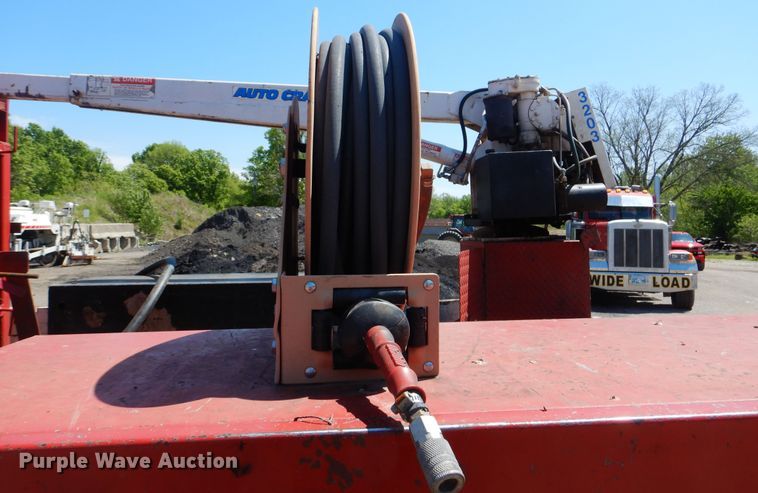 image for item DG8543 2001 Ford F550 Super Duty service truck with crane