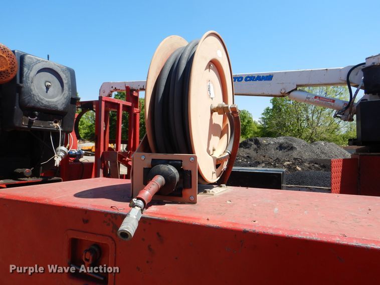 image for item DG8543 2001 Ford F550 Super Duty service truck with crane