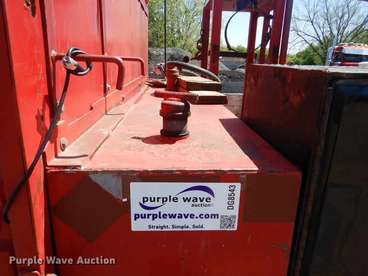 image for item DG8543 2001 Ford F550 Super Duty service truck with crane