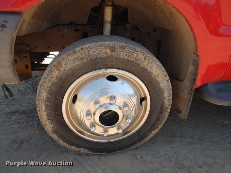 image for item DG8543 2001 Ford F550 Super Duty service truck with crane