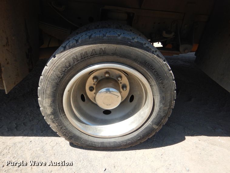 image for item DG8543 2001 Ford F550 Super Duty service truck with crane