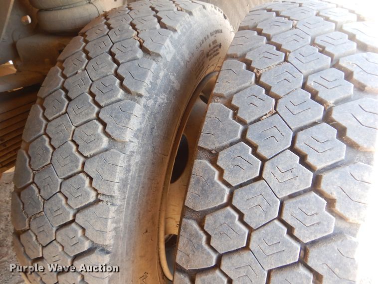 image for item DG8543 2001 Ford F550 Super Duty service truck with crane