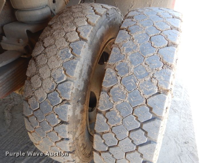 image for item DG8543 2001 Ford F550 Super Duty service truck with crane