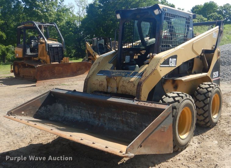 image for item DG8574 2005 Caterpillar 252B  skid steer loader