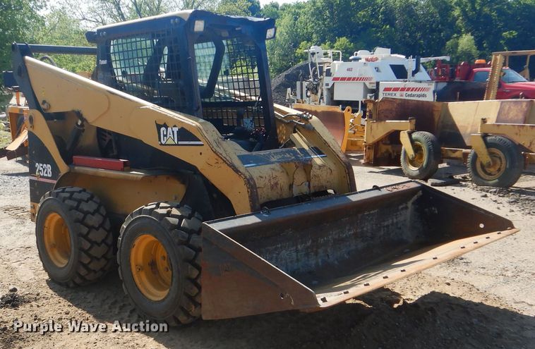 image for item DG8574 2005 Caterpillar 252B  skid steer loader
