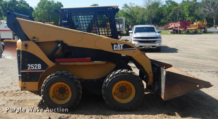 image for item DG8574 2005 Caterpillar 252B  skid steer loader